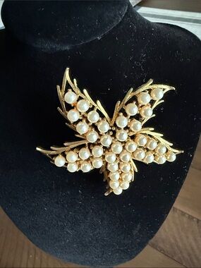 Vintage Signed Lisner Gold Tone Faux Pearl Maple Leaf Brooch Pin Mid Century